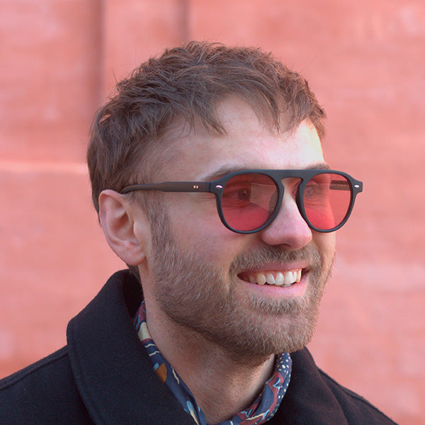 Milano Matte Black Red Lens Solbrille - CLASSIC