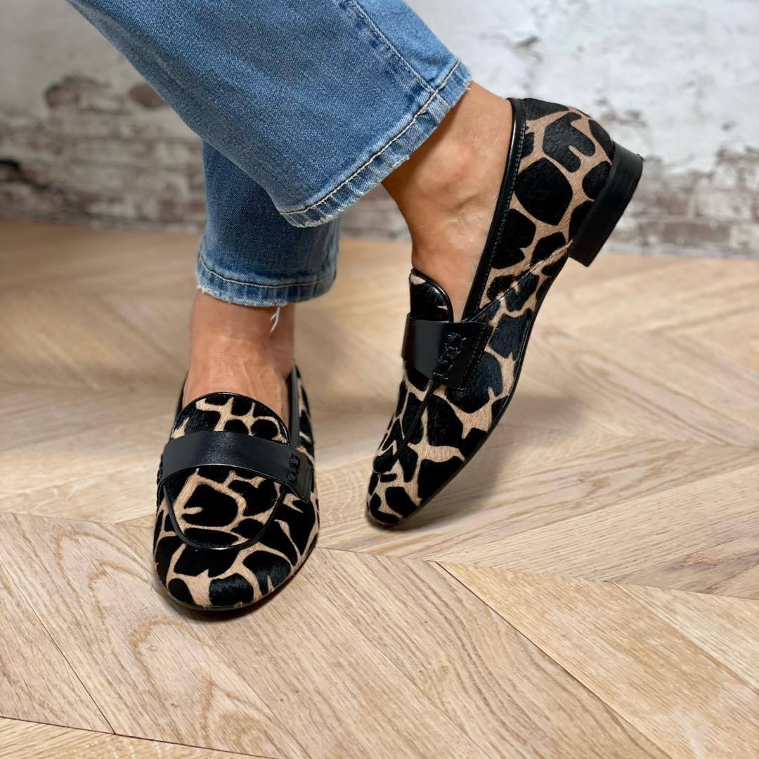 Amara – Suède loafers met giraffe print