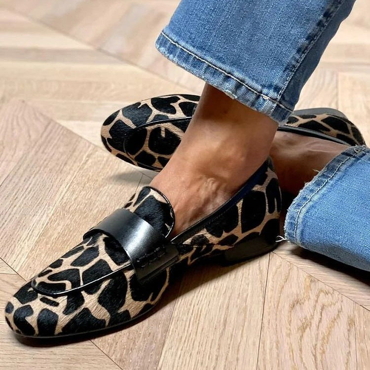 Amara – Suède loafers met giraffe print