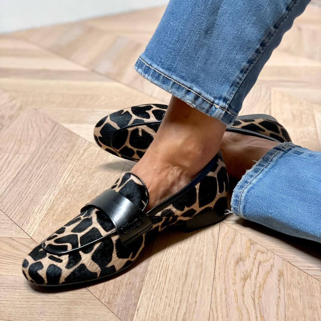 Amara – Suède loafers met giraffe print