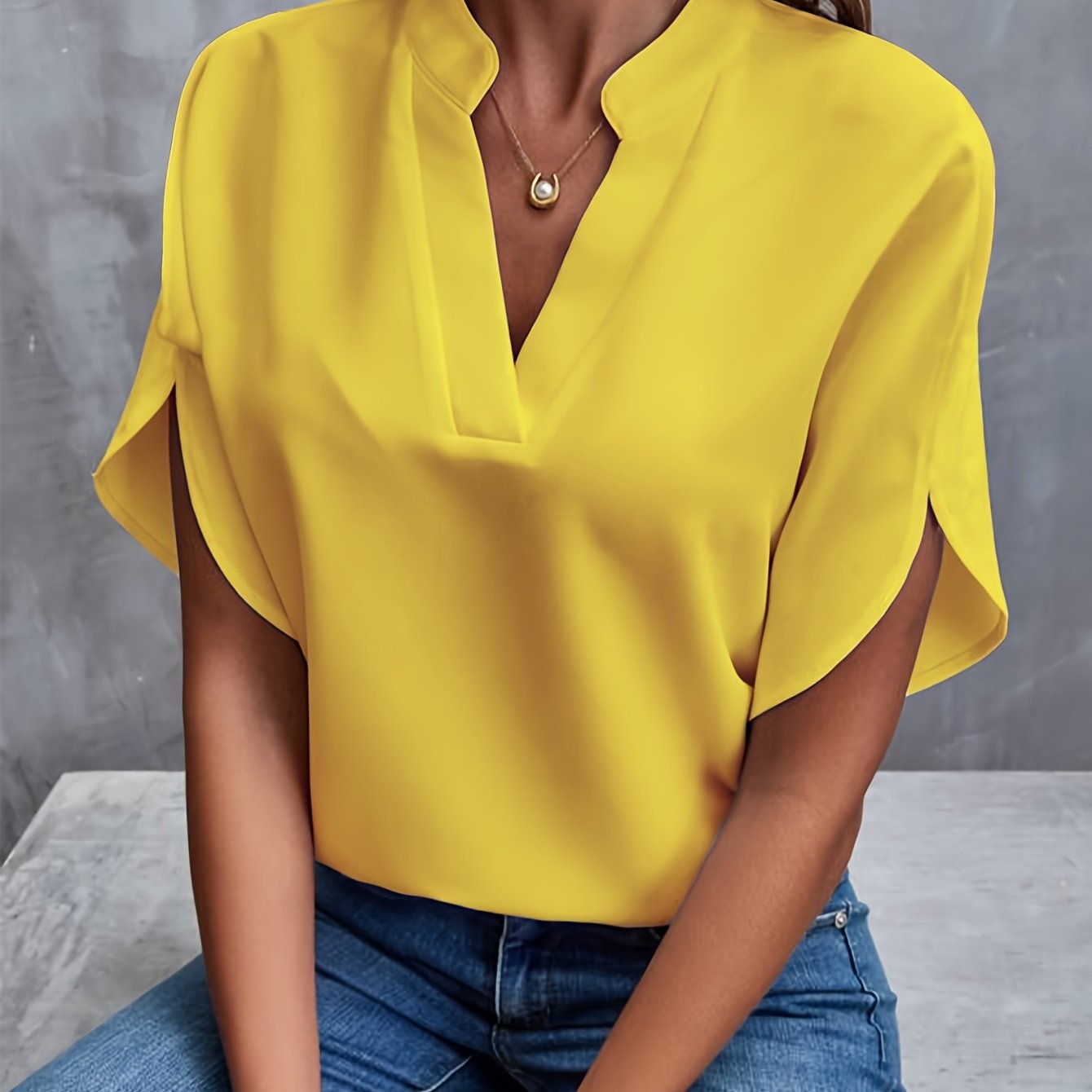 Mieke™ | Effen blouse met V-hals