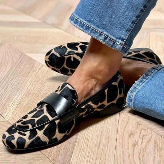 Amara – Suède loafers met giraffe print