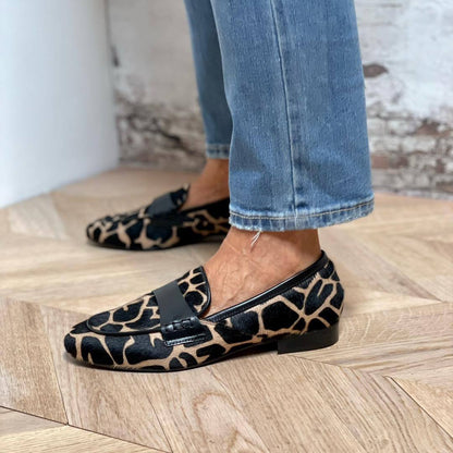 Amara – Suède loafers met giraffe print